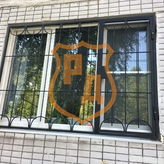распашная решетка чёрного цвета для окна многоэтажного дома